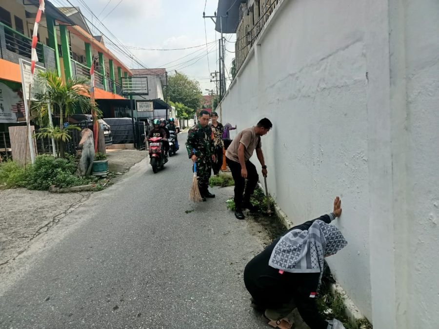 Babinsa Koramil 02/Kota Pelopori Gotong Royong Bersama Warga Tanah Datar