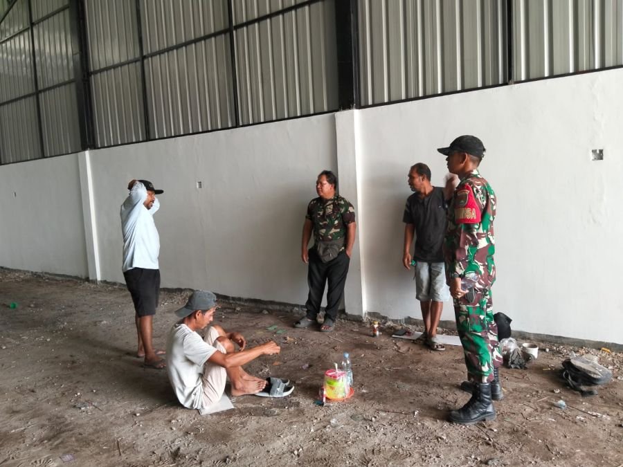 Babinsa Koramil 02/Kota Pererat Silaturahmi dengan Buruh Bangunan Melalui Komsos