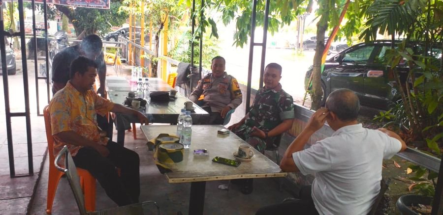 Babinsa Koramil 02/Kota Pererat Silaturahmi dengan Warga Lewat Ngopi Bareng