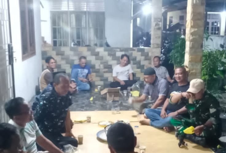 Babinsa Koramil 02/Kota Pererat Silaturahmi dengan Warga Lewat Komsos di Marpoyan Damai