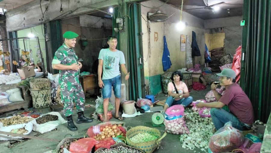 Babinsa Koramil 02/Kota Pererat Silaturahmi dengan Pedagang Pasar Agus Salim