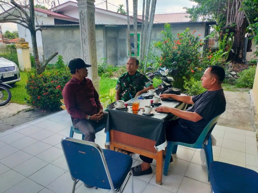Babinsa Koramil 02/Kota Pererat Sinergi dengan Tokoh Masyarakat Lewat Komsos di Wonorejo