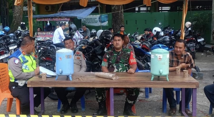 Babinsa Koramil 02/Kota Pererat Sinergi dengan Jemaat Saat Pengamanan Ibadah Minggu