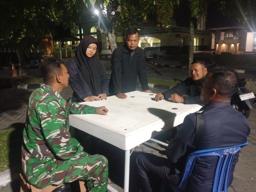 Babinsa Koramil 02/Kota Perkuat Keamanan Lingkungan Melalui Patroli Malam Humanis
