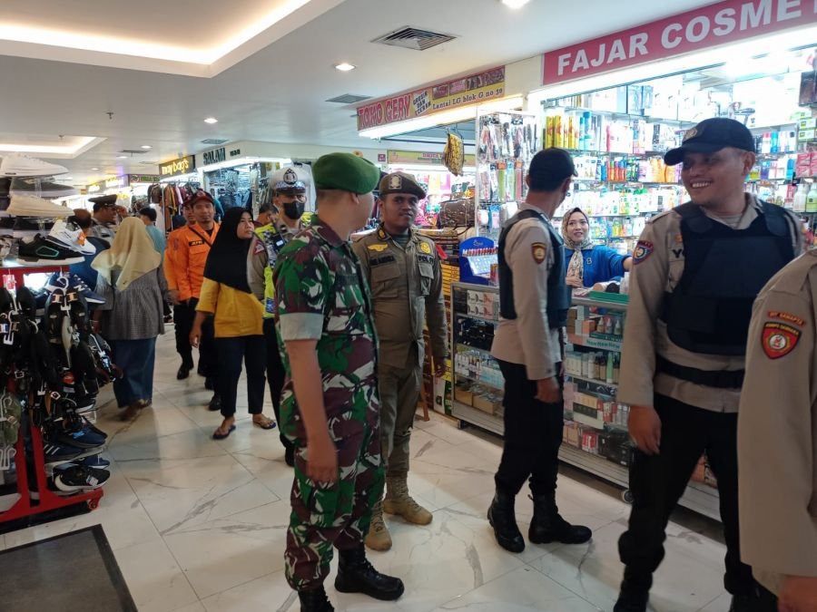 Babinsa Koramil 02/Kota Perkuat Sinergi Jaga Kondusivitas Pasar Pusat dan STC Ramayana