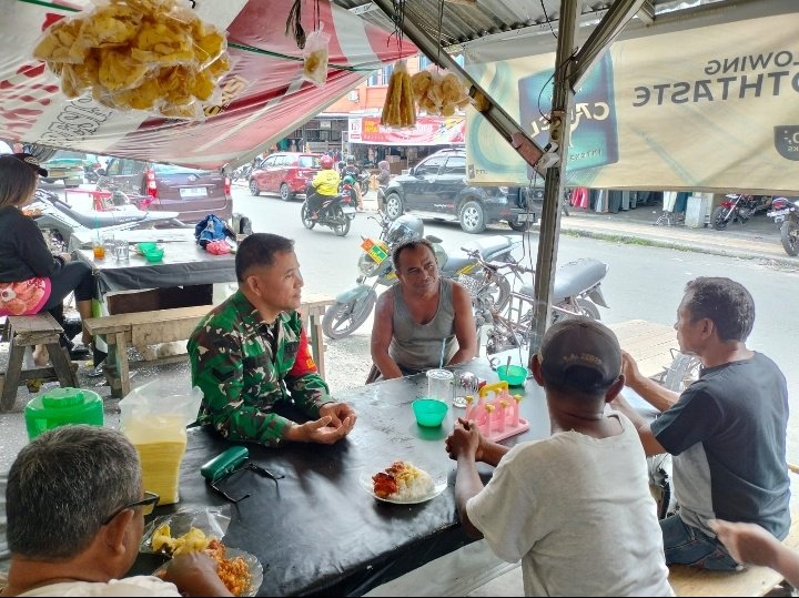 Babinsa Koramil 02/Kota Rangkul Pekerja Jalanan Lewat Komsos Sambil Sarapan