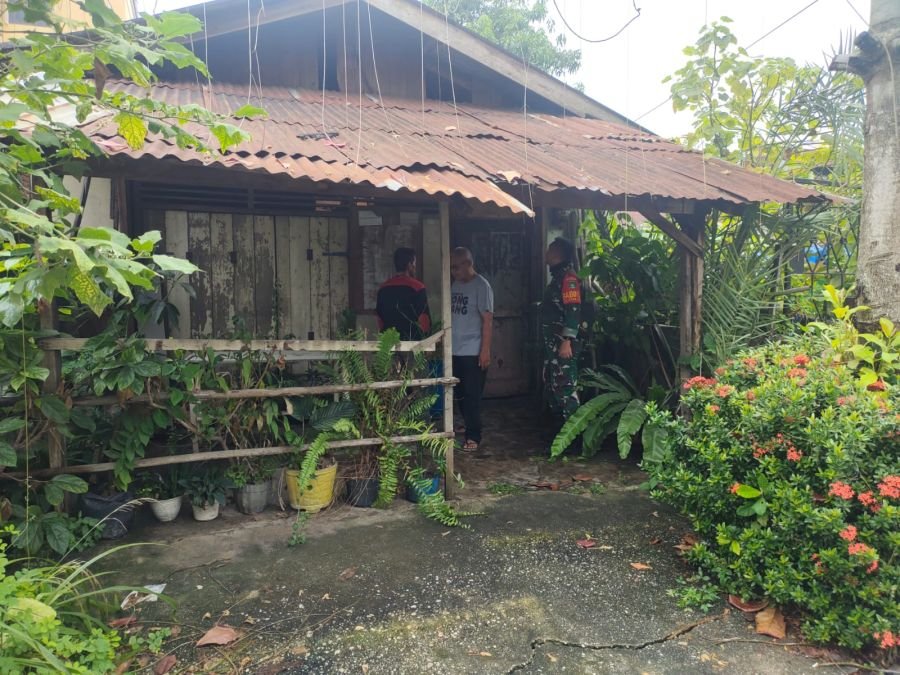 Babinsa Koramil 02/Kota Tinjau Rumah Warga Korban Pencurian, Imbau Tingkatkan Kewaspadaan