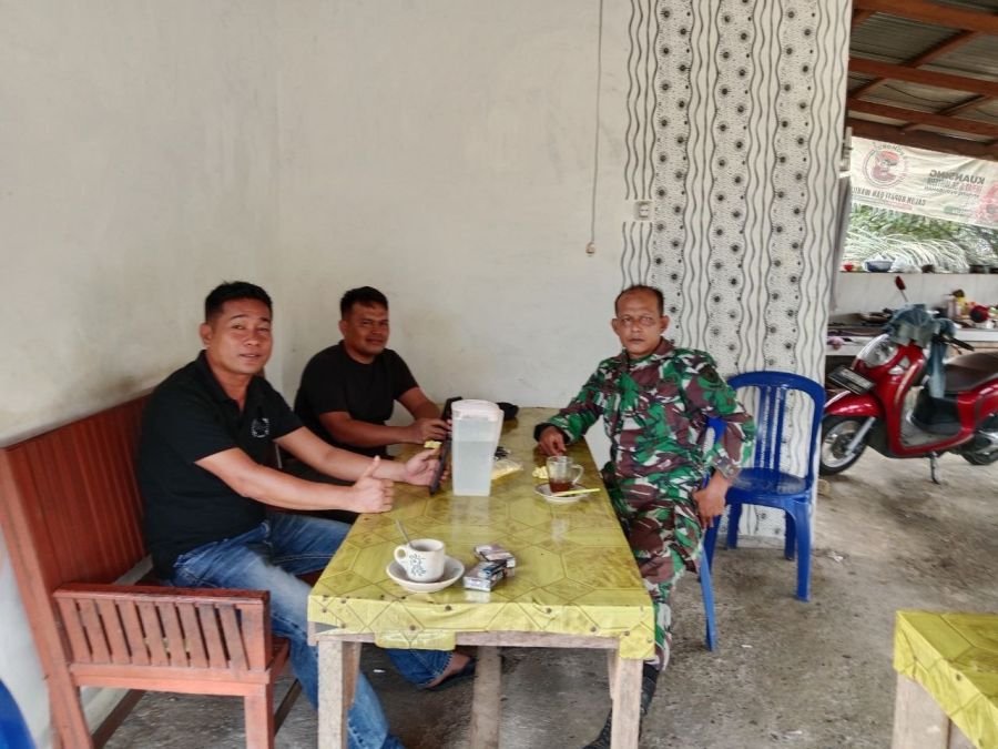 Babinsa Koramil 02/KT Aktif Bangun Komsos bersama  Warga Desa Banjar Lopak Makin Solid