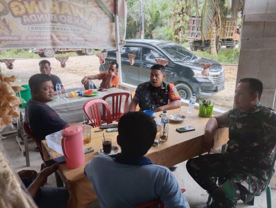Babinsa Koramil 02/KT Aktif Bangun Komunikasi dengan Warga Desa