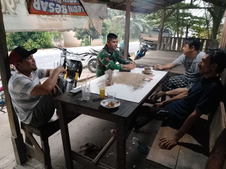 Babinsa Koramil 02/KT Bangun Keakraban Bersama Warga Simandolak