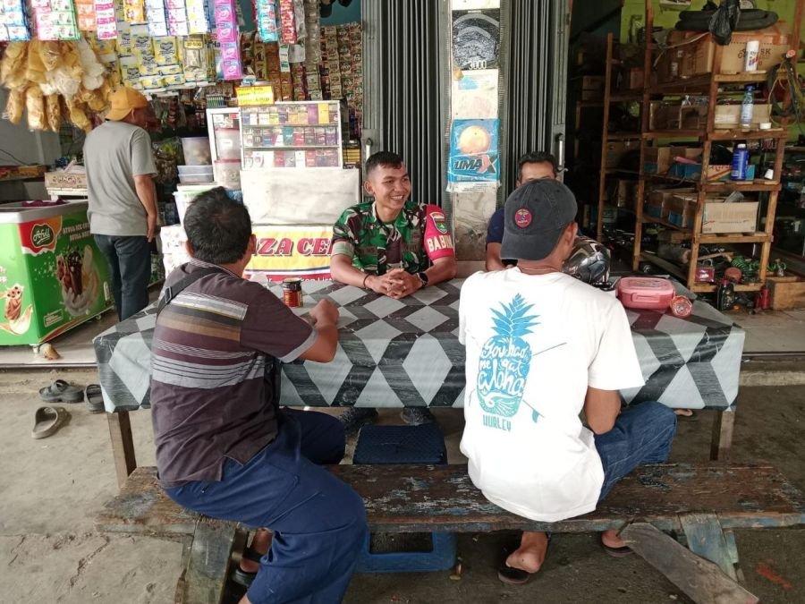 Babinsa Koramil 02/KT Bangun  Kedekatan  dengan Warga Desa Jake