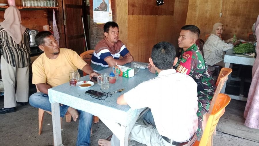 Babinsa Koramil 02/KT Bangun Kedekatan dengan Warga Koto Taluk