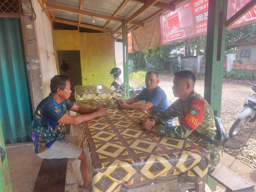 Babinsa Koramil 02/KT Bangun Komunikasi Langsung dengan Warga Beringin Taluk