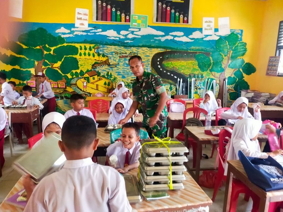 Babinsa Koramil 02/KT Dampingi Pembagian Makanan Bergizi Gratis