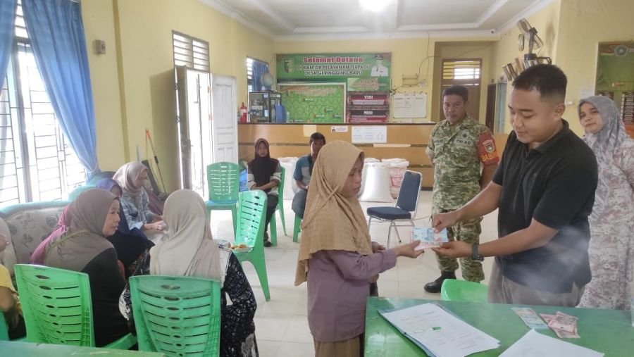 Babinsa Koramil 02/KT Dampingi Penyaluran BLT DD di Geringging Baru