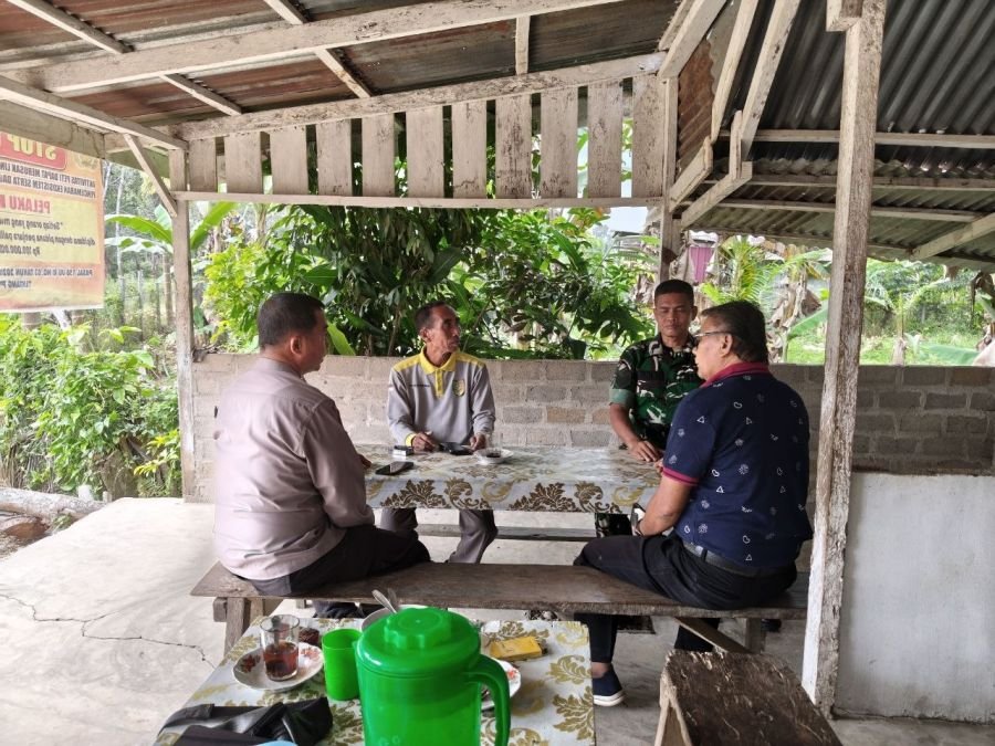 Babinsa Koramil 02/KT dan Bhabinkamtibmas Komunikasi Langsung  Bersama Warga Seberang Taluk