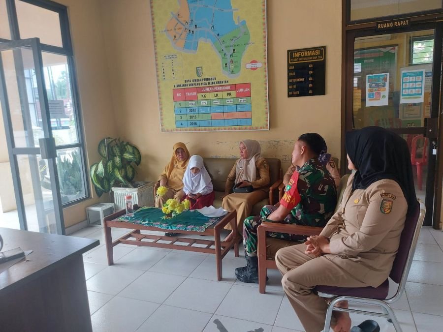 Babinsa Koramil 02/KT dan Lurah Simpang Tiga Perkuat Sinergi Pelayanan Masyarakat