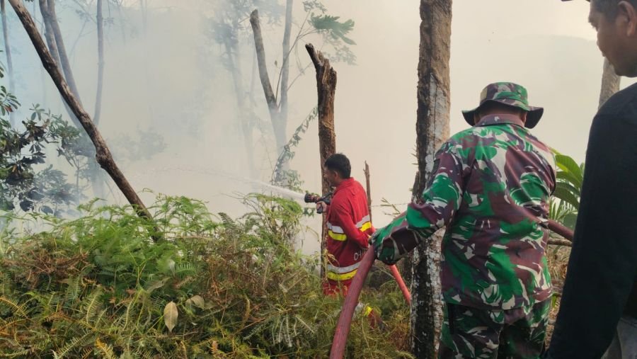 Babinsa Koramil 02/KT dan Tim Gabungan Padamkan Karhutla 4 Hektare di Kuansing