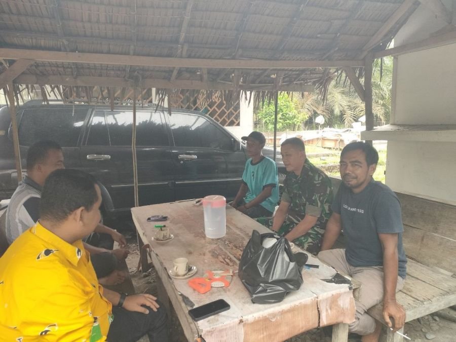 Babinsa Koramil 02/KT Jalin Kedekatan dengan Tomas Teratak Air Hitam 