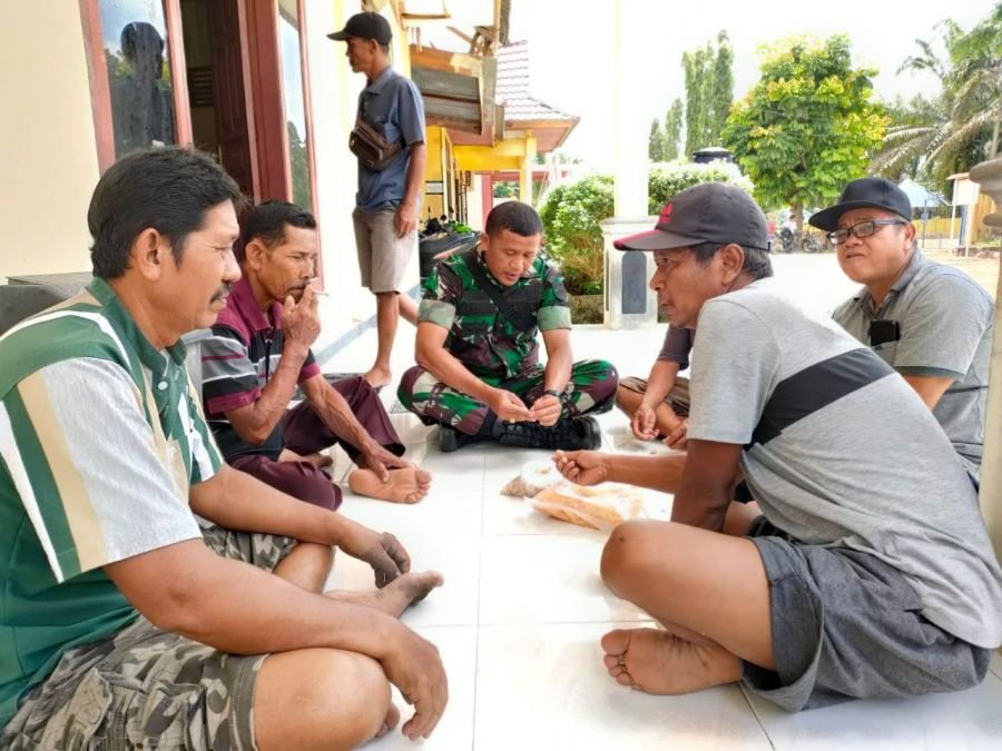 Babinsa Koramil 02/KT Jalin Silaturahmi dan Komsos dengan Warga Marsawah