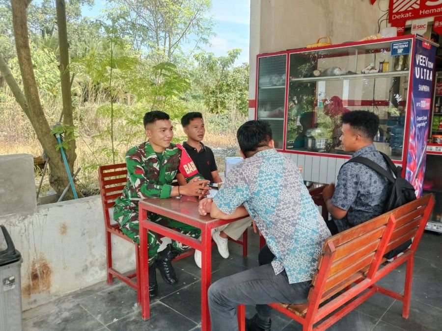 Babinsa Koramil 02/KT Komsos dengan Pemuda di Desa Binaan