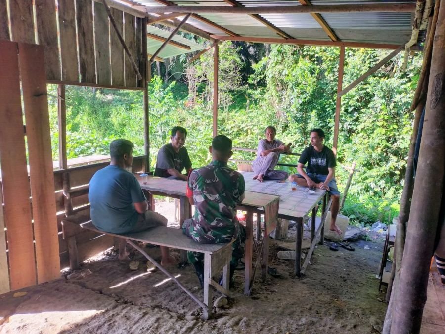 Babinsa Koramil 02/KT Koptu Indra Eka Putra Aktif Sambangi Warga, Jaga Kedekatan TNI dan Masyarakat