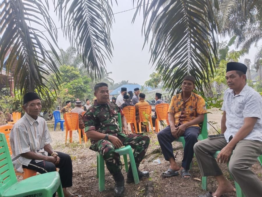 Babinsa Koramil 02/KT Melayat ke Rumah Duka Keluarga Purnawirawan TNI AD