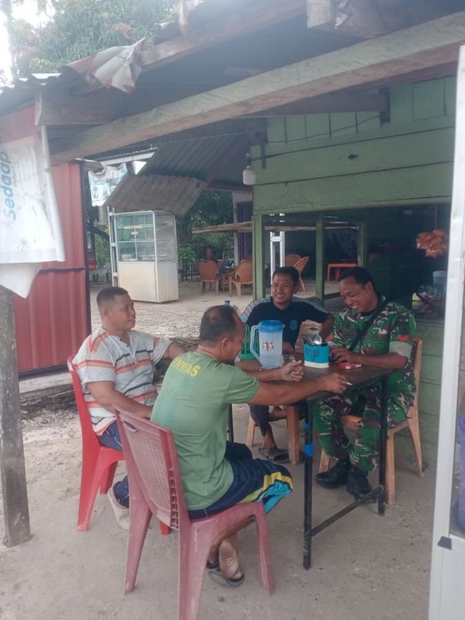 Babinsa Koramil 02/KT Ngobrol Santai Bersama Warga Pulau Godang Kari