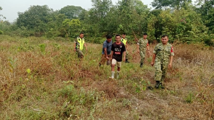 Babinsa Koramil 02/KT Patroli Cegah Karhutla di Titian Modang Kopah