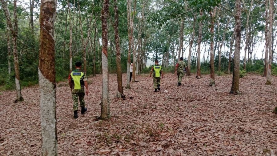 Babinsa Koramil 02/KT Patroli Cegah Karhutla di Koto Sentajo