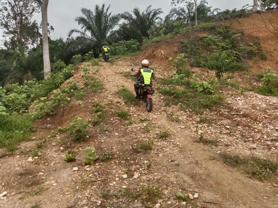 Babinsa Koramil 02/KT Patroli Cegah Karhutla di Banjar Benai