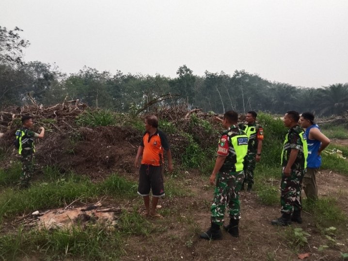 Babinsa Koramil 02/KT Patroli Cegah Karhutla di Desa Kopah