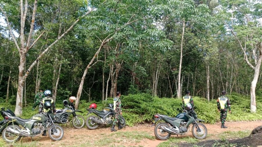Babinsa Koramil 02/KT Patroli Cegah Karhutla di Muaro Sentajo