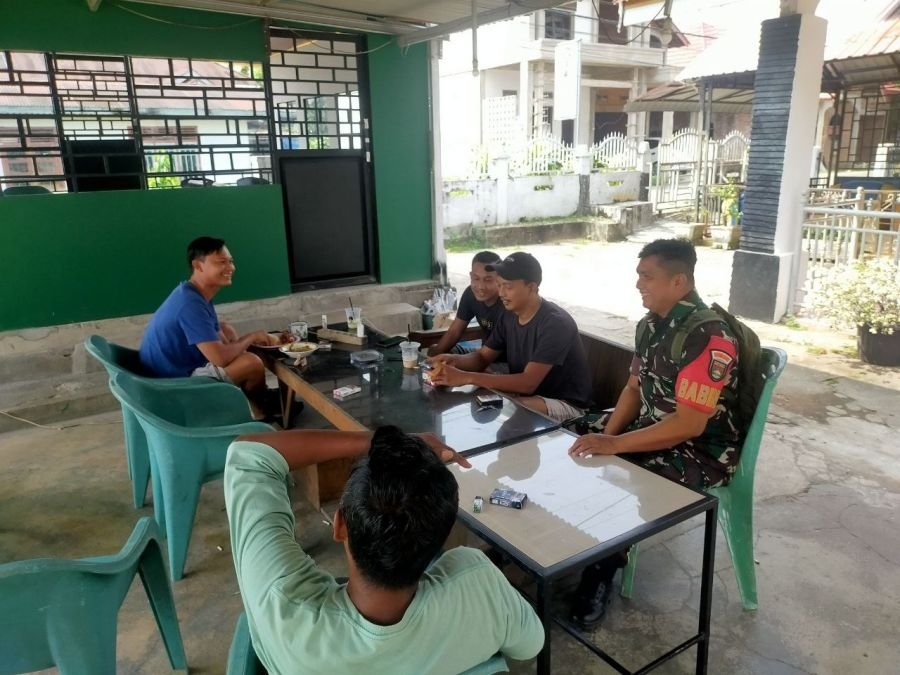 Babinsa Koramil 02/KT Pererat Hubungan dengan Pemuda Koto Taluk