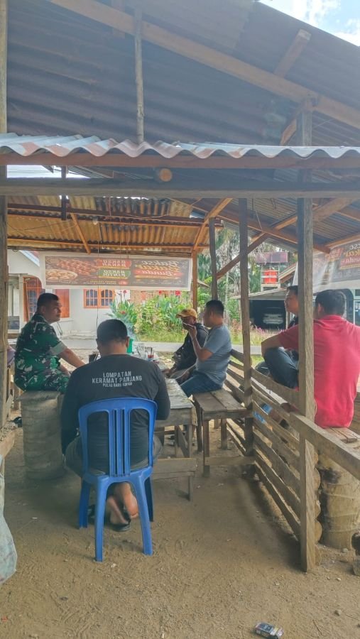 Babinsa Koramil 02/KT Pererat Silaturahmi dengan Warga Desa Munsalo Kopah Lewat Komsos