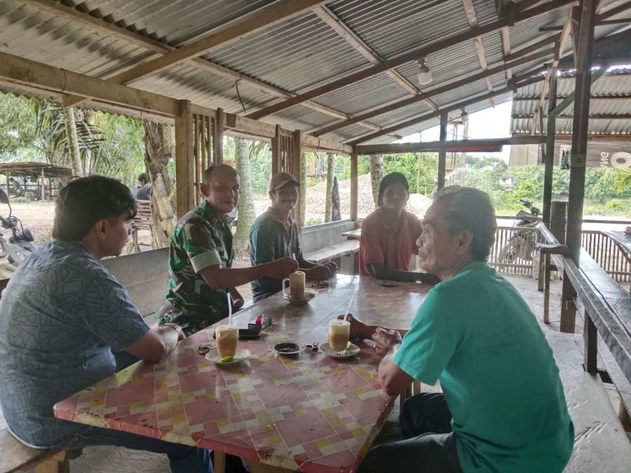 Babinsa Koramil 02/KT Perkuat Komsos dan Kedekatan dengan Warga Banjar Lopak