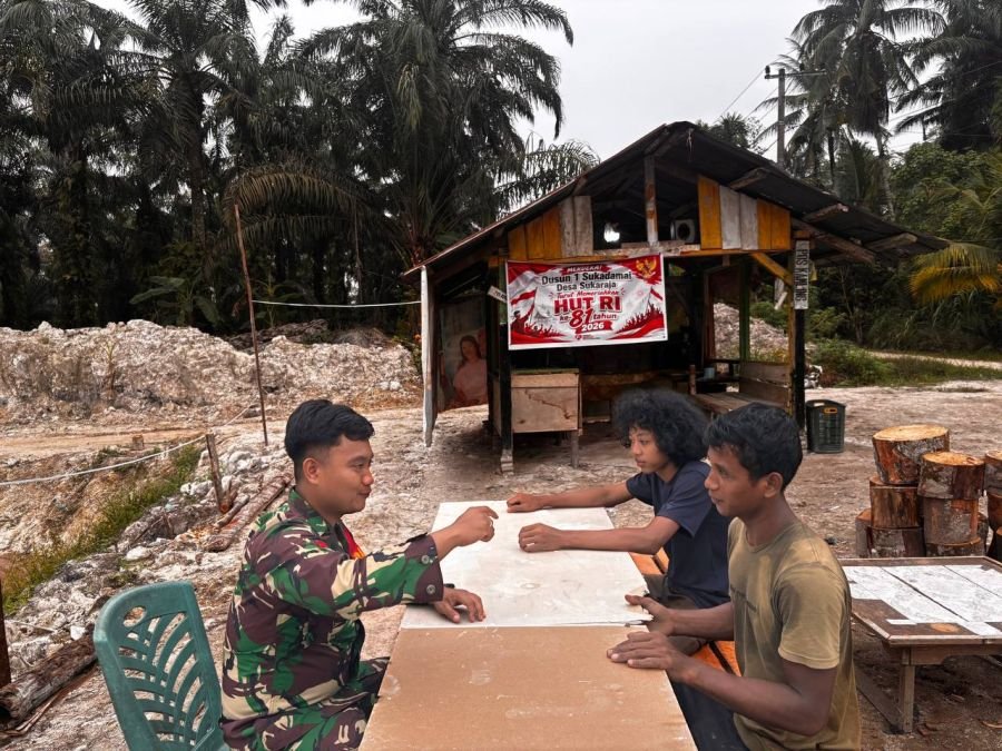 Babinsa Koramil 02/KT Perkuat Komsos Bersama Warga Desa Jake