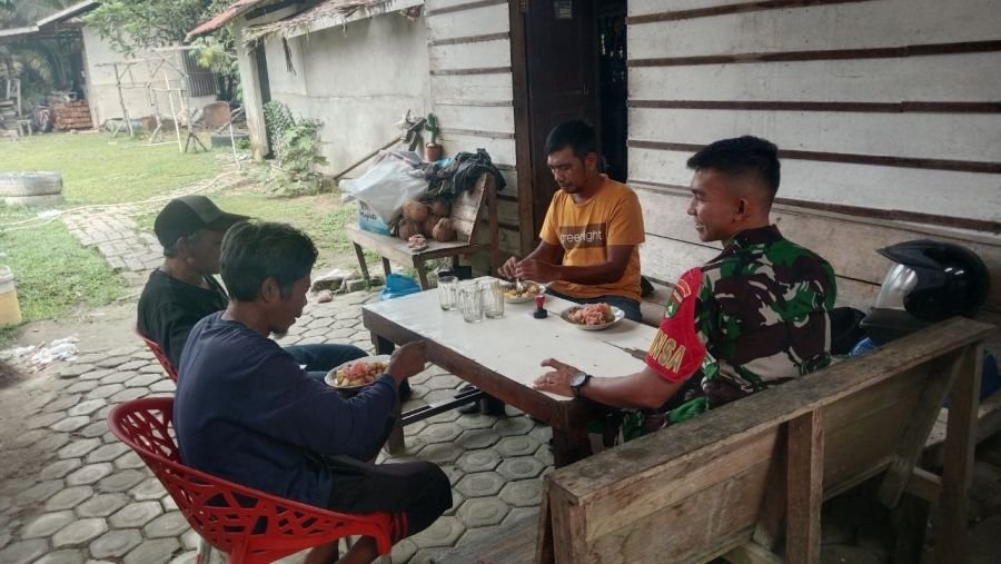 Babinsa Koramil 02/KT Perkuat Komsos Bersama Warga Koto Taluk