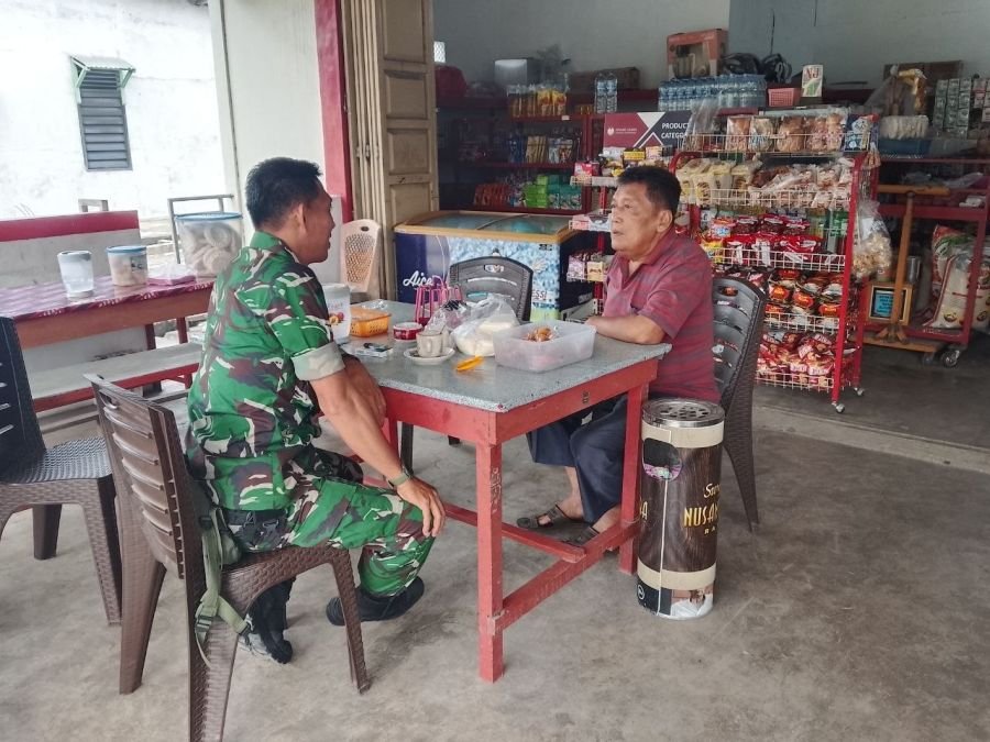 Babinsa Koramil 02/KT Perkuat Komsos dengan Tokoh Masyarakat Talontam