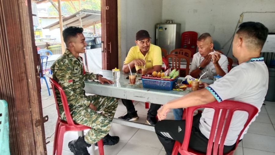 Babinsa Koramil 02/KT Perkuat Komsos Bersama Tokoh Masyarakat Koto Taluk