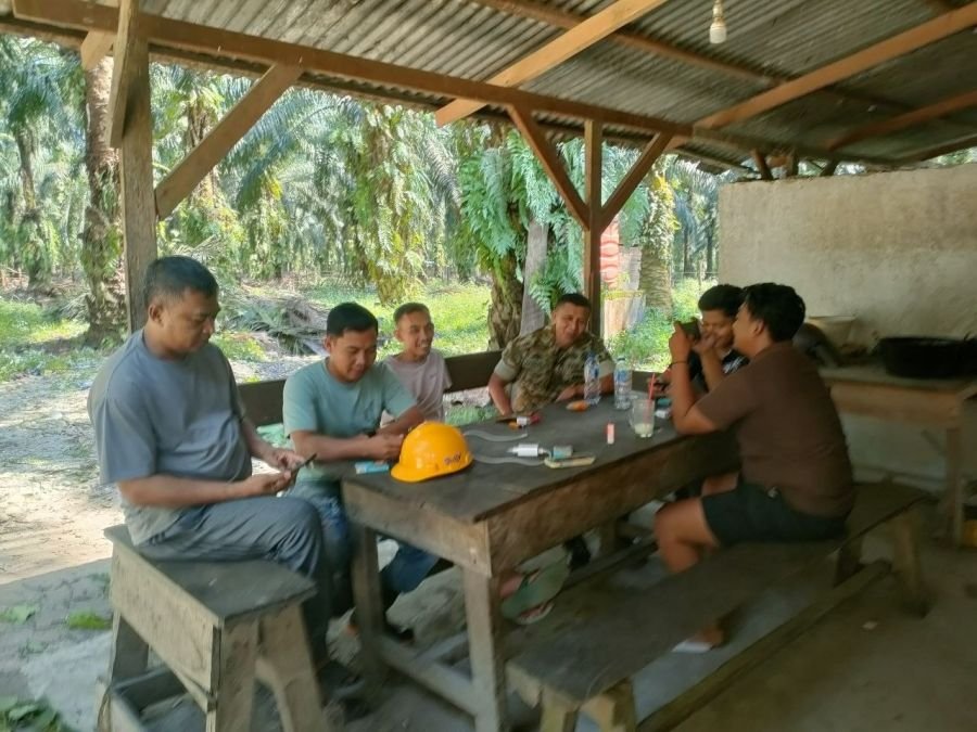 Babinsa Koramil 02/KT Perkuat Komunikasi dengan Warga Desa Marsawah
