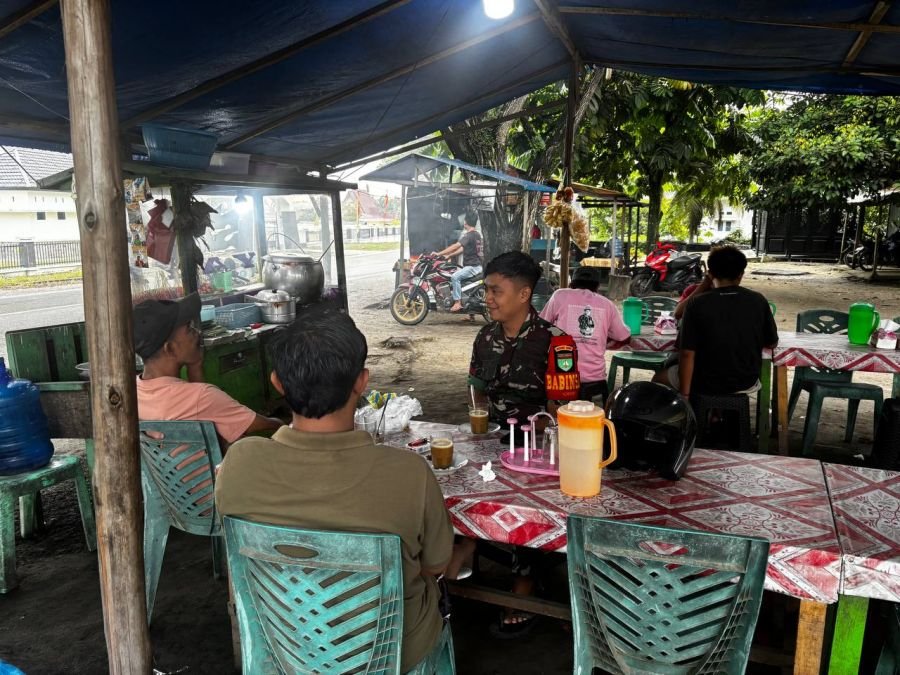 Babinsa Koramil 02/KT Perkuat Komunikasi dengan Warga Kel. Pasar Taluk