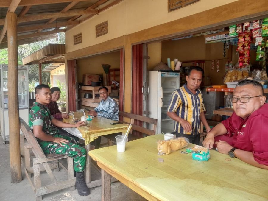 Babinsa Koramil 02/KT Perkuat Komunikasi dengan Warga Pulau Tongah