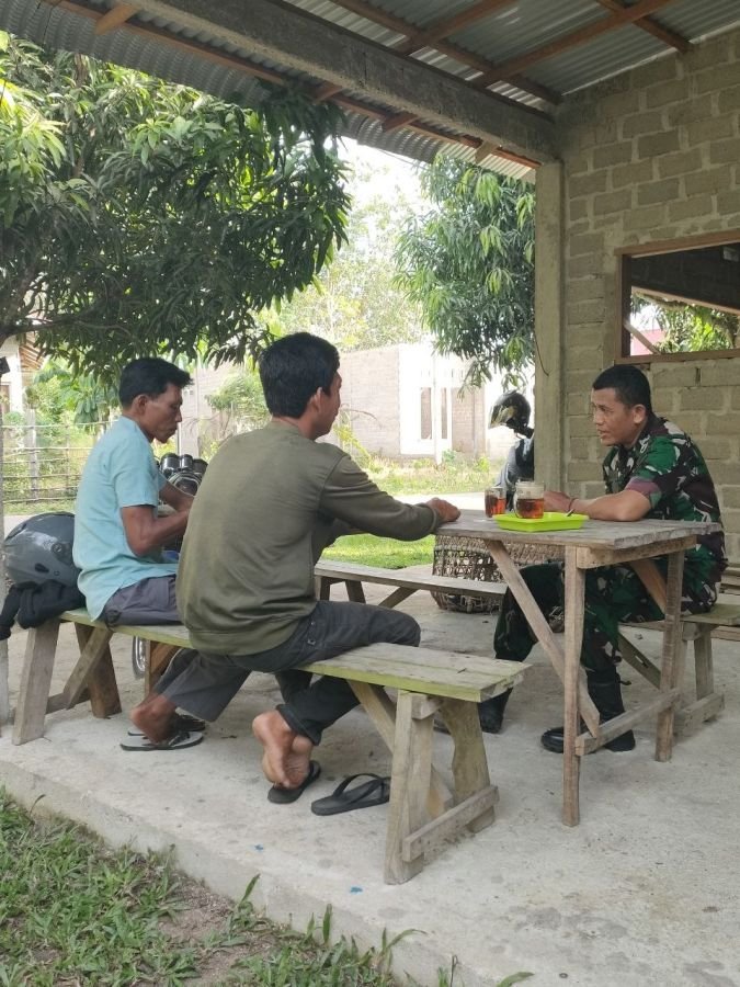 Babinsa Koramil 02/KT Perkuat Komunikasi dengan Warga Marsawah