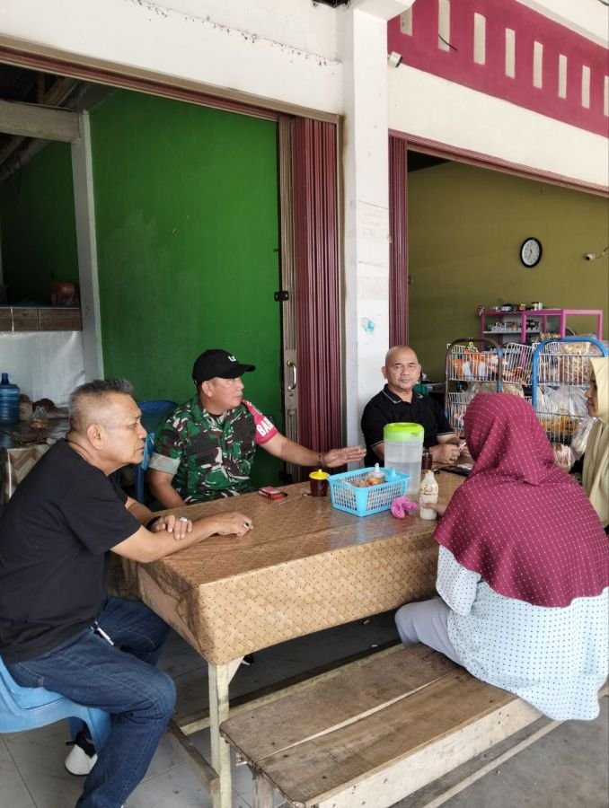 Babinsa Koramil 02/KT Perkuat Komunikasi dengan Warga Muaro Sentajo