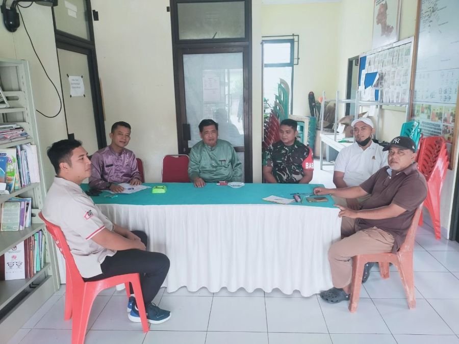 Babinsa Koramil 02/KT Perkuat Komunikasi dengan Perangkat Desa Koto Taluk