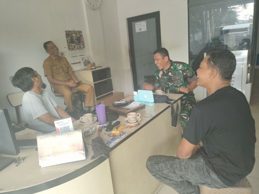 Babinsa Koramil 02/KT Perkuat Komunikasi dengan Perangkat Desa Teratak Air Hitam