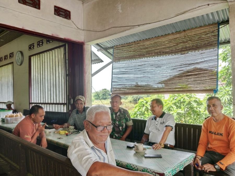 Babinsa Koramil 02/KT Perkuat Koordinasi dengan Perangkat Desa Gunung Kesiangan