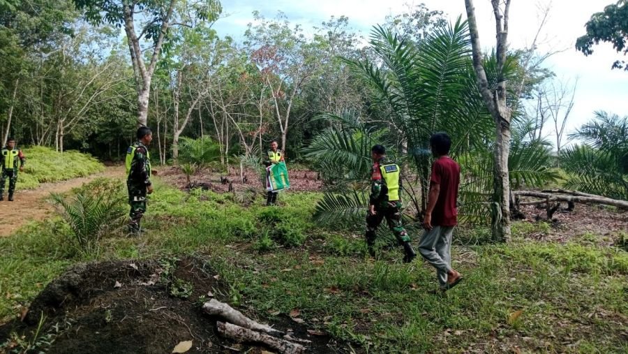 Babinsa Koramil 02/KT Perkuat Patroli Karhutla di Desa Pulau Banjar Kari