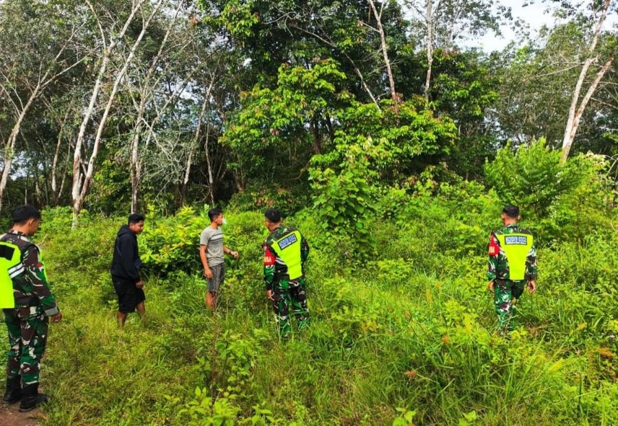 Babinsa Koramil 02/KT Perkuat Patroli Karhutla di Desa Jake